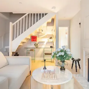 spring-stays-cosy-2-bed-residence-with-free-parking.cambridgehotelsuk.com/